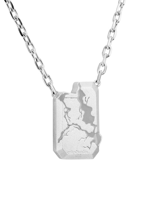 Silberne Gem Necklace Gray mit rechteckigem Anhänger im zerstörten Look, längenverstellbare Kette, aus 925 Sterling Silber, betont minimalistisches Design von OLAKALA.