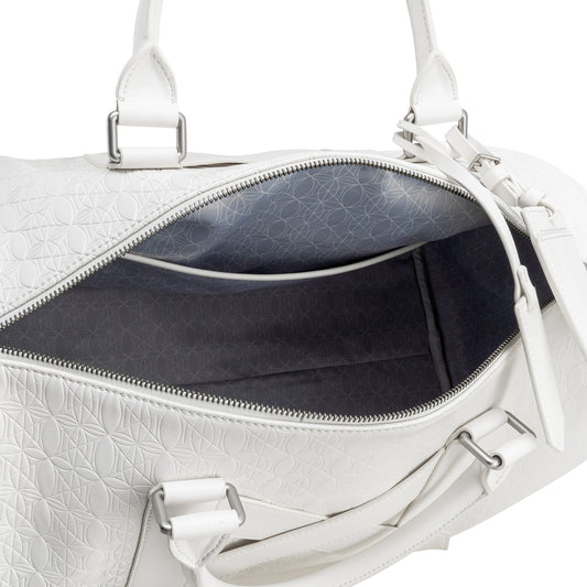 CC Debossed Weekender Bag White mit OLAKALA-Monogramm, abnehmbarem Schulterriemen, Metallreißverschluss und Innentasche. Perfekt für Reisen.