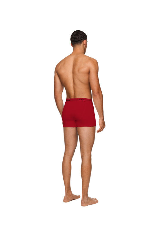 Mann in roter Boxershort aus 3er Pack von OLAKALA, elastischer Bund mit Logo, trunk Schnitt.