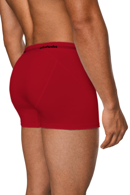 Mann trägt rote OLAKALA Boxershort aus 3er Pack, elastischer Bund mit Logo.