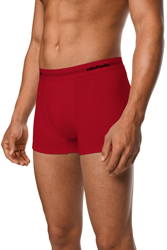 Mann trägt OLAKALA Boxershorts Rot 3er Pack mit elastischem Bund und eingewebtem Logo.