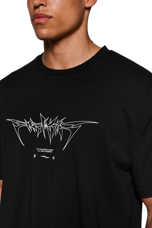 Person trägt Isolation T-Shirt Regular Black mit Ripp-Kragen und „Isolation“-Grafik als Siebdruck auf der Vorderseite, reguläre Passform, unisex.