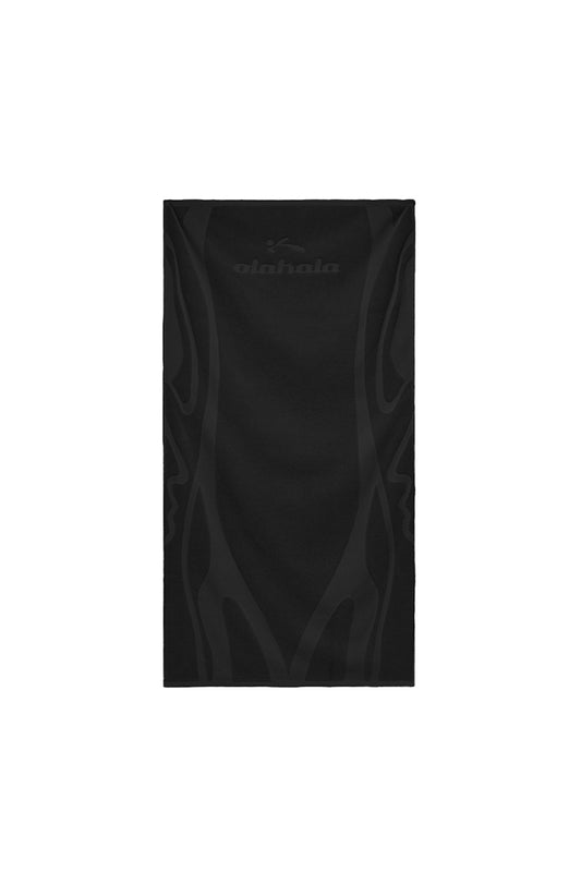 Sporthandtuch Schwarz: Schwarzes Frottee-Handtuch aus 100% Baumwolle mit eingewebtem Anatomie-Muster und OK Sports-Logo, Größe 100 x 50 cm.