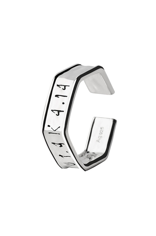 Toast-Clip Ring Silver, silberner sechseckiger Ring mit eingraviertem Logo, offene Rückseite zur Anpassung, inspiriert von einem Brotverschluss.