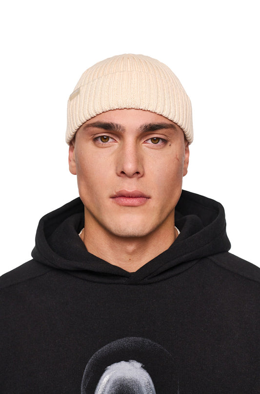 Mann trägt Alien Intel Beanie Beige im gerippten Fisherman-Stil mit OLAKALA-Label am Umschlag, passend für alle Größen.