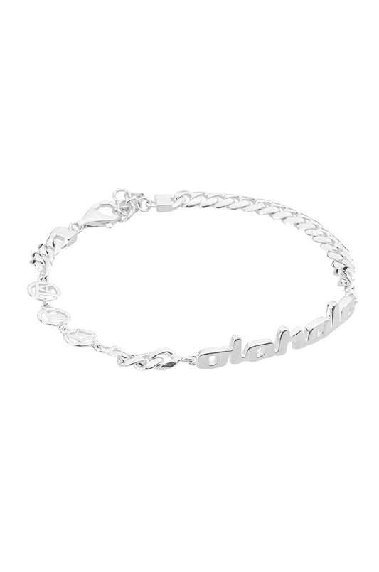 CC Logo Armband Silber, ein modisches Accessoire aus 925 Sterling Silber, mit OLA KALA Logo-Anhänger und 19 cm Cuban Link Kette.