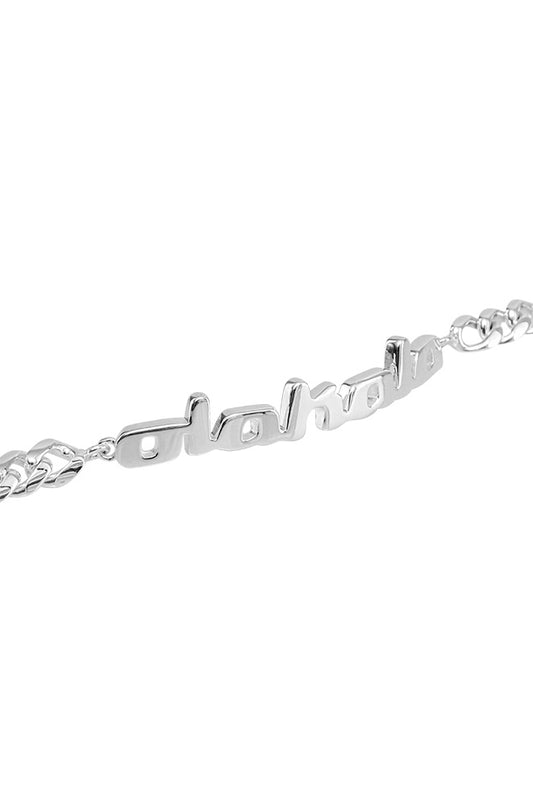 CC Logo Armband Silber mit OLA KALA Anhänger, 19 cm Cuban Link Kette, aus 925 Sterling Silber, Detailansicht auf das filigrane Design.