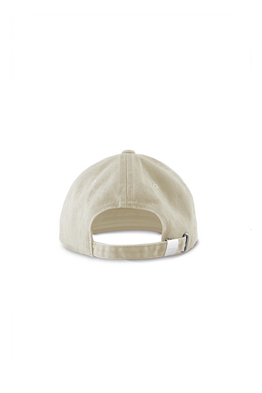 CC Essential Cap Beige, weiße Baseballkappe mit verstellbarem Metallclip und gesticktem OLAKALA-Logo auf der Vorderseite, One Size.