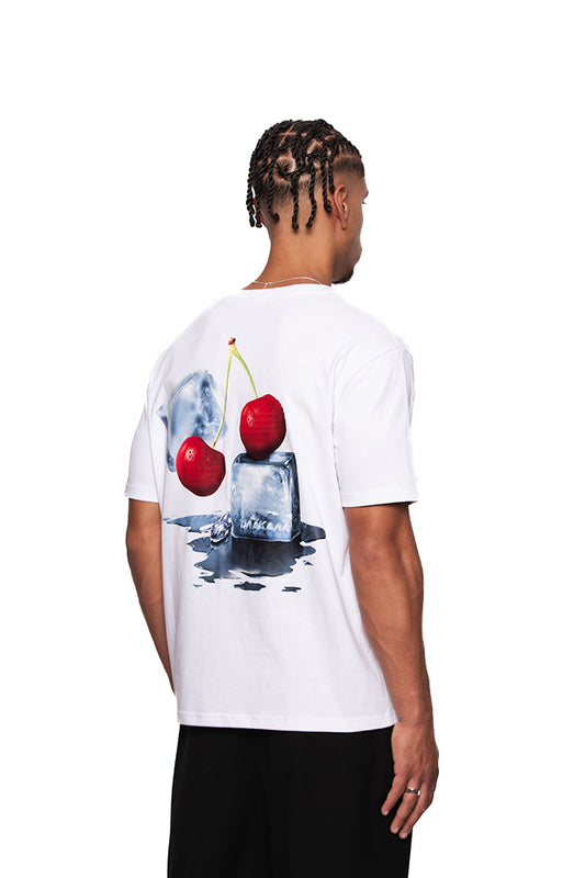 NC Tee White Regular mit Grafikdruck von „Neighbour's Cherries“ auf dem Rücken und gesticktem OLAKALA-Logo auf der Brust, getragen von einem Mann.